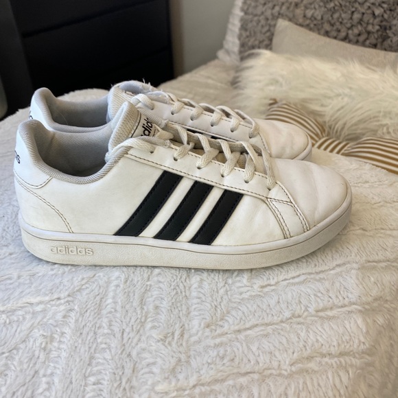 Adidas Kids’ Grand Court K Sneaker 🙎‍♂️ - Picture 3 of 4
